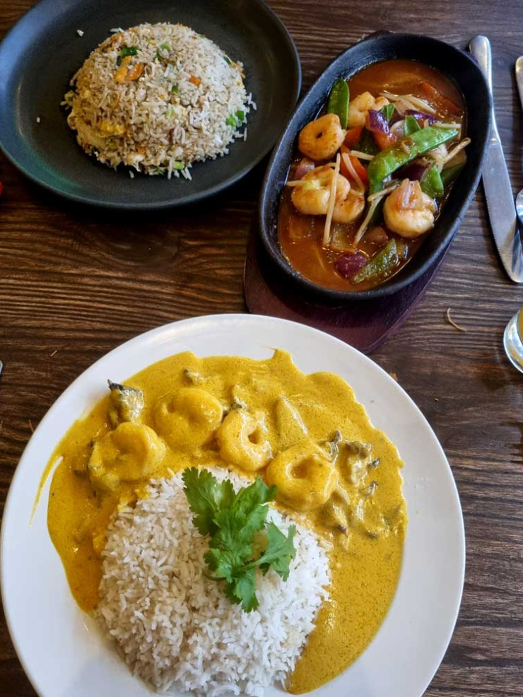 Mauritian curry and starters at Saveur Tropicale, Broadway Market, London